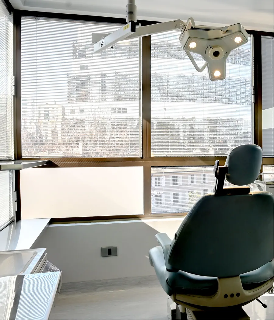 Box de atención con sillón dental y ventanal