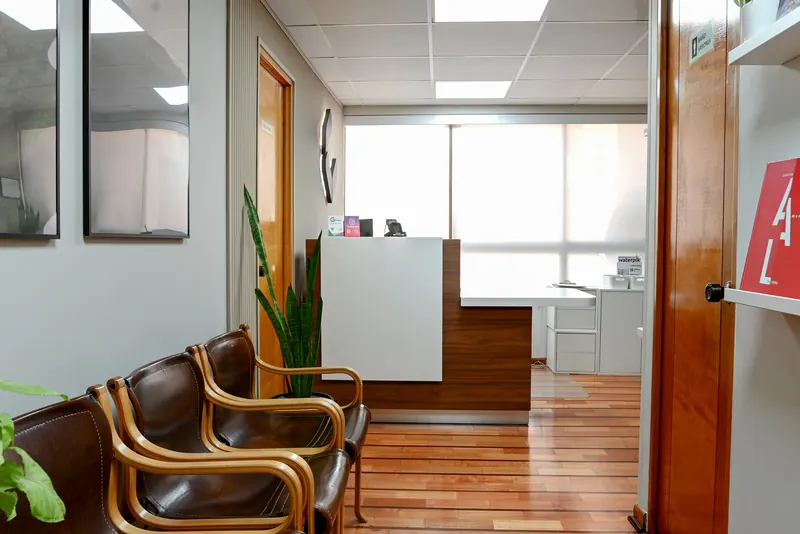 Ingreso de la clínica con sala de espera y la recepción al fondo