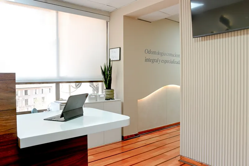 Mesón de recepción junto a la frase «Odontología consciente, integral y especializada»
