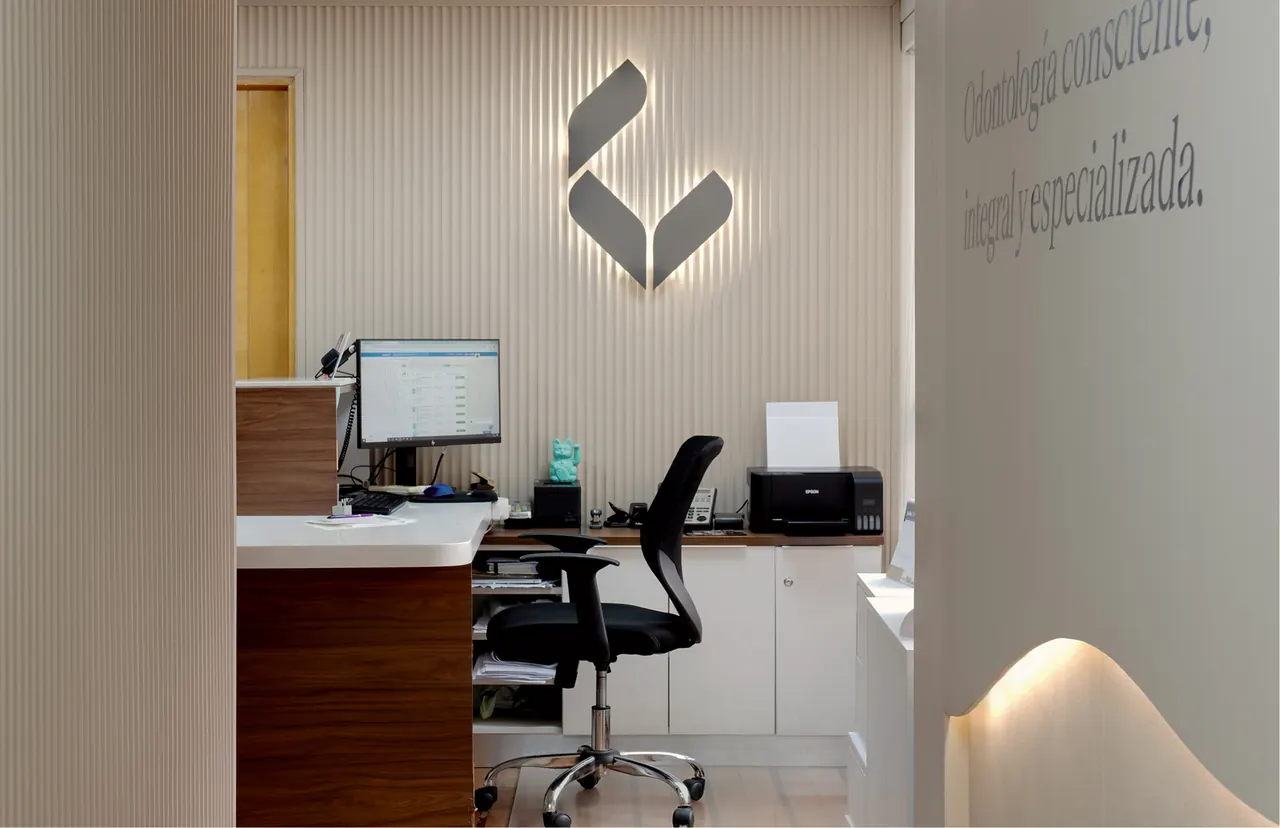Recepción de Clínica Valdivia con el isotipo iluminado